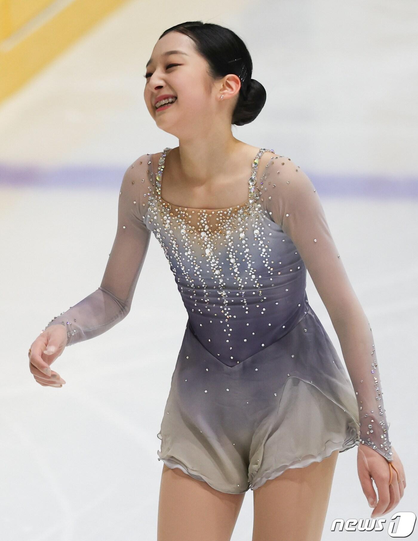 본문 이미지 - 신지아가 3일 경기도 의정부실내빙상장에서 열린 2023 전국남녀 피겨스케이팅 회장배 랭킹대회에서 여자시니어 싱글 프리 연기를 선보인 미소 짓고 있다. 2023.12.3/뉴스1 ⓒ News1 허경 기자