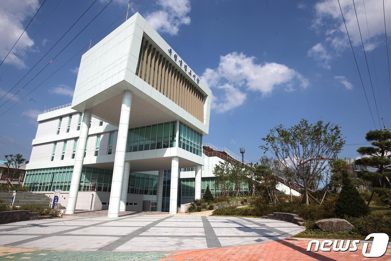 본문 이미지 - 옥천군민도서관 전경. /뉴스1 