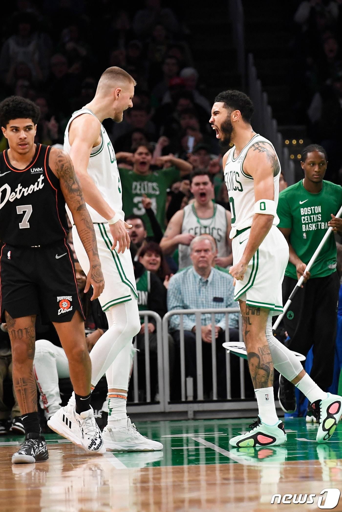 본문 이미지 - 보스턴 셀틱스가 8일 미국 매사추세츠주 보스턴의 TD 가든에서 열린 2023-2024 NBA 동부 콘퍼런스 PO 2라운드 1차전에서 클리블랜드 캐벌리어스에 120-95로 승리했다.ⓒ 로이터=뉴스1