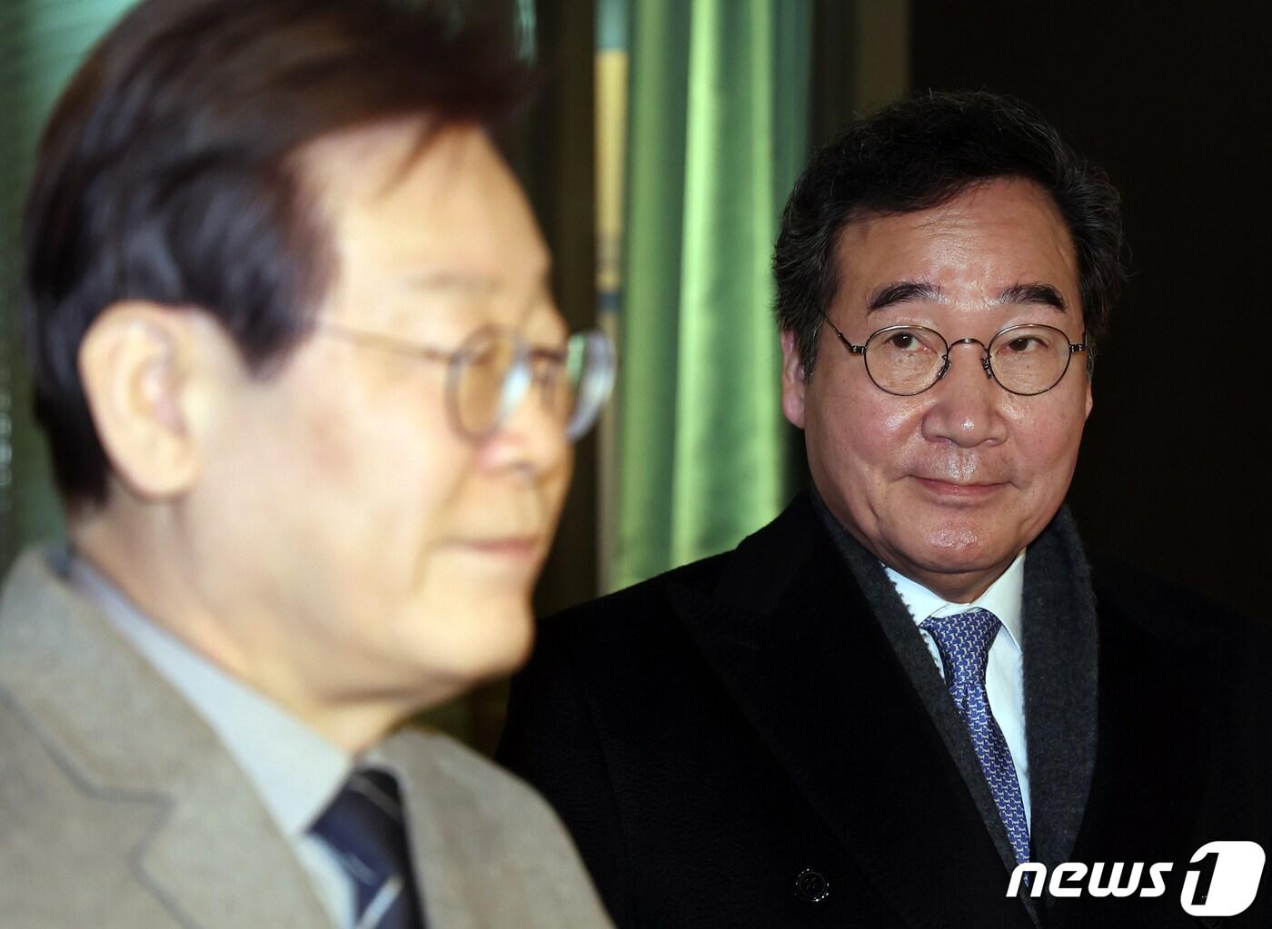 본문 이미지 - 2023년 12월 30일 이낙연 더불어민주당 전 대표가 30일 서울 종로구의 한 음식점에서 회동을 마친 뒤 이재명 대표를 응시하고 있다. 2023.12.30/뉴스1 ⓒ News1 DB