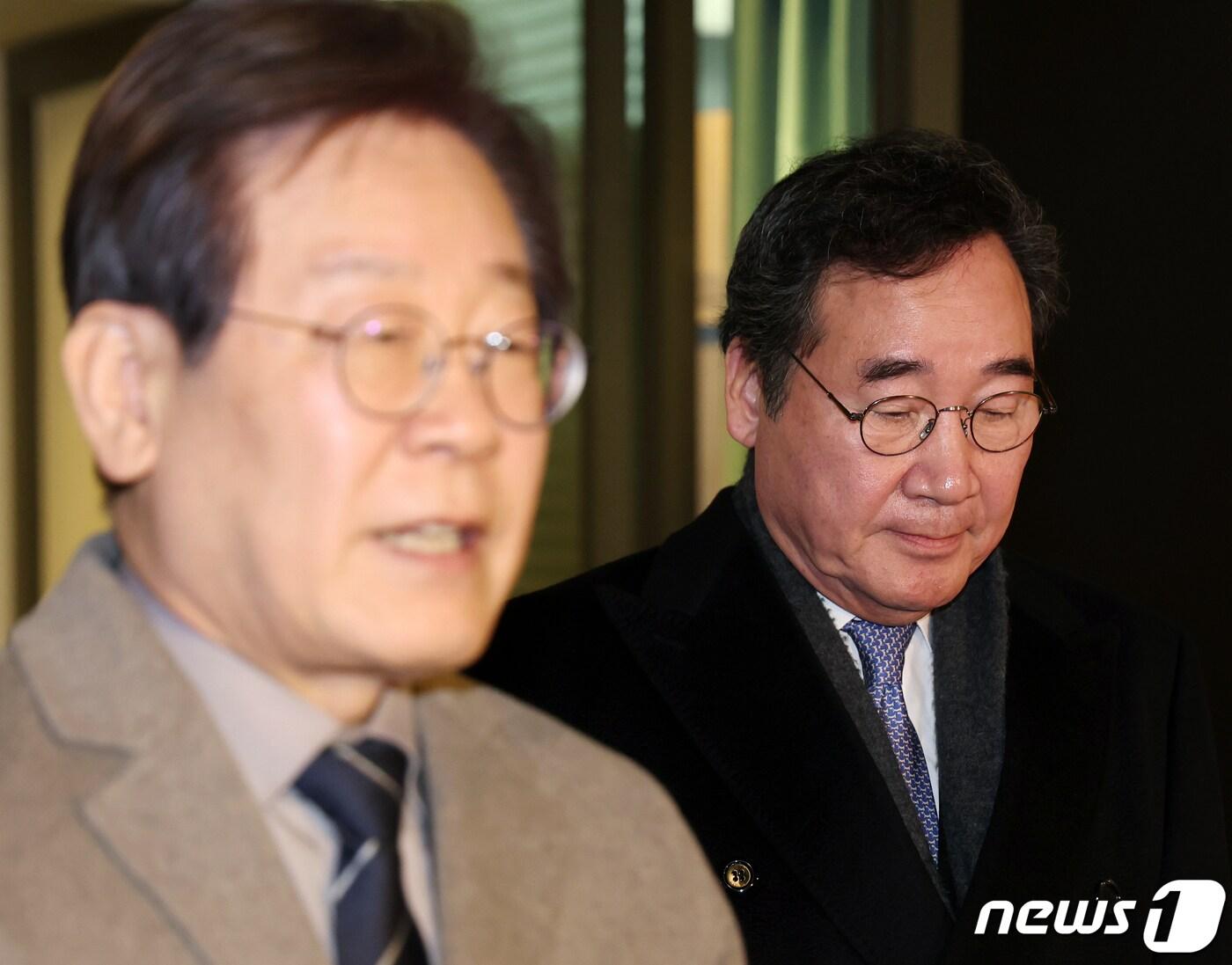 본문 이미지 - 이낙연 더불어민주당 전 대표가 30일 서울 종로구의 한 음식점에서 회동을 마친 뒤 굳은 표정을 짓고 있다. 2023.12.30/뉴스1 ⓒ News1 김진환 기자