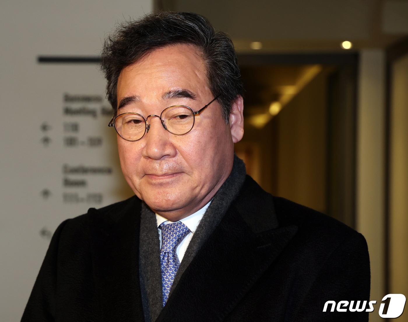 본문 이미지 - 이낙연 더불어민주당 전 대표가 30일 서울 종로구의 한 음식점에서 회동을 마친 뒤 굳은 표정을 지으며 입장을 밝히고 있다. 2023.12.30/뉴스1 ⓒ News1 김진환 기자