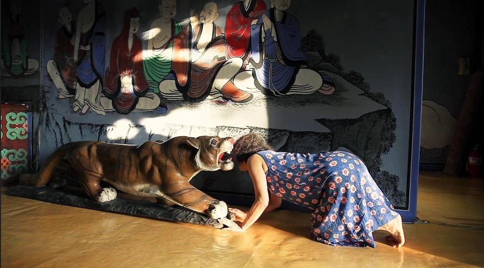 본문 이미지 - [아시아 여성 미술가] 홍이현숙, 석광사 근방, 2020, 단채널 영상, 컬러, 사운드, 국립현대미술관 소장