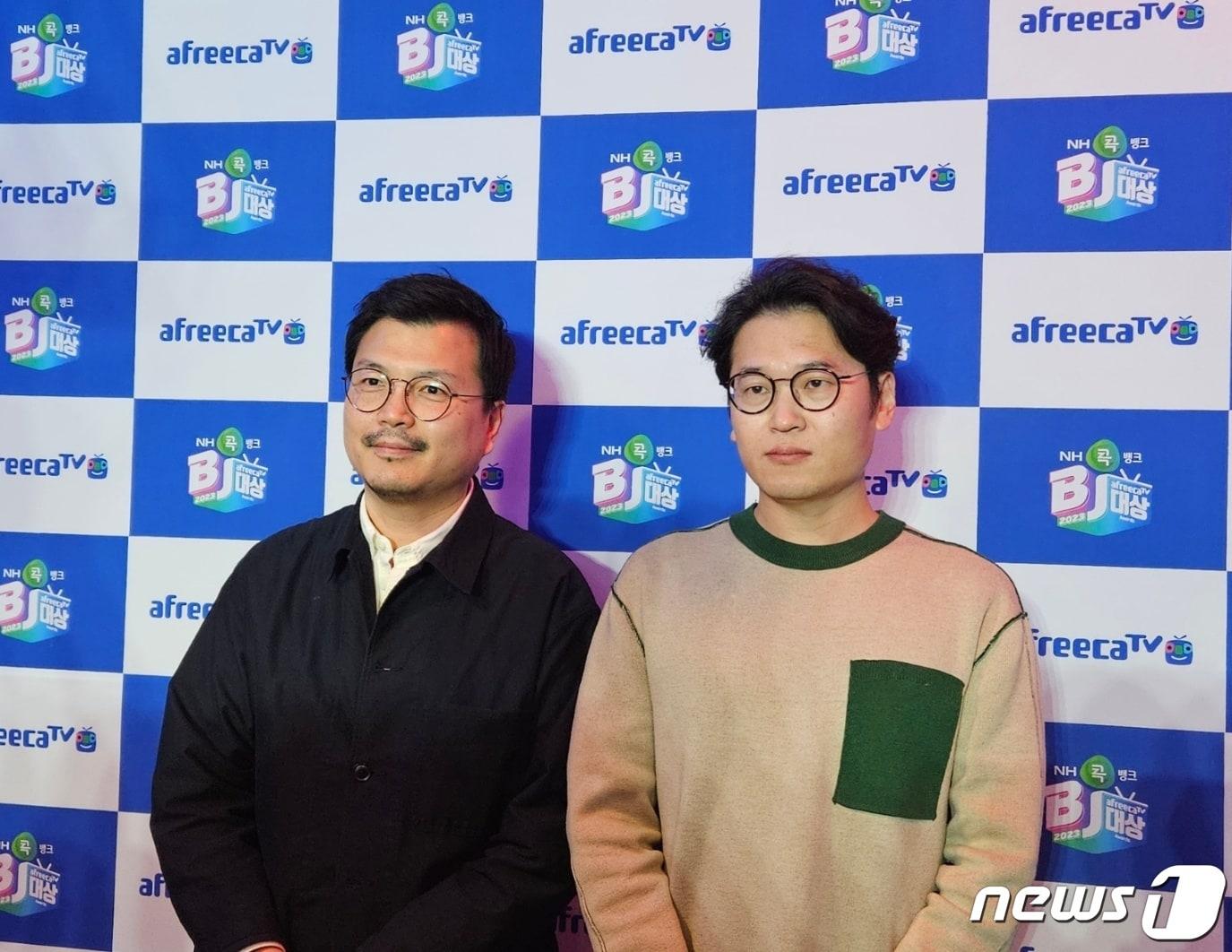 본문 이미지 - 30일 아프리카TV BJ 대상 시상식에서 취재진과 인터뷰 후 포즈를 취하고 있는 조형진 서비스UX실 실장(왼쪽)과 채정원 아프리카TV e스포츠·게임콘텐츠 사업부문 부문장의 모습 2023.12.30/뉴스1 ⓒ News1 박소은 기자