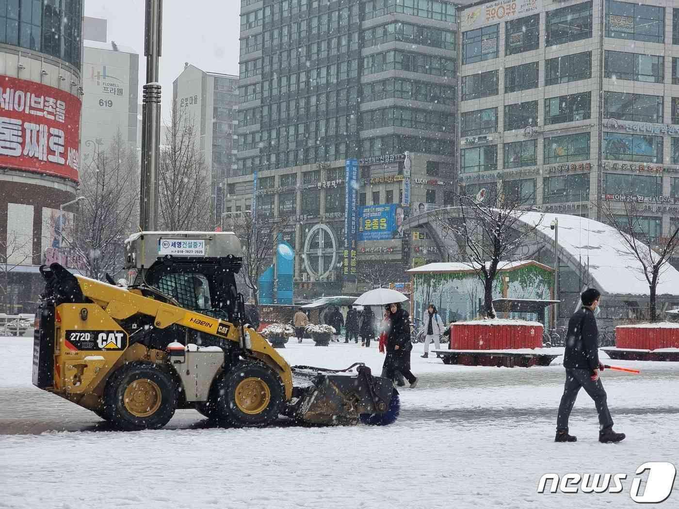 본문 이미지 - 서울·경기 일부 지역에 대설주의보가 내려진 30일 경기 고양시 덕양구 화정역 인근에서 제설차량이 분주히 움직이고 있다. 2023.12.30/뉴스1 ⓒ News1 황덕현 기후환경전문기자