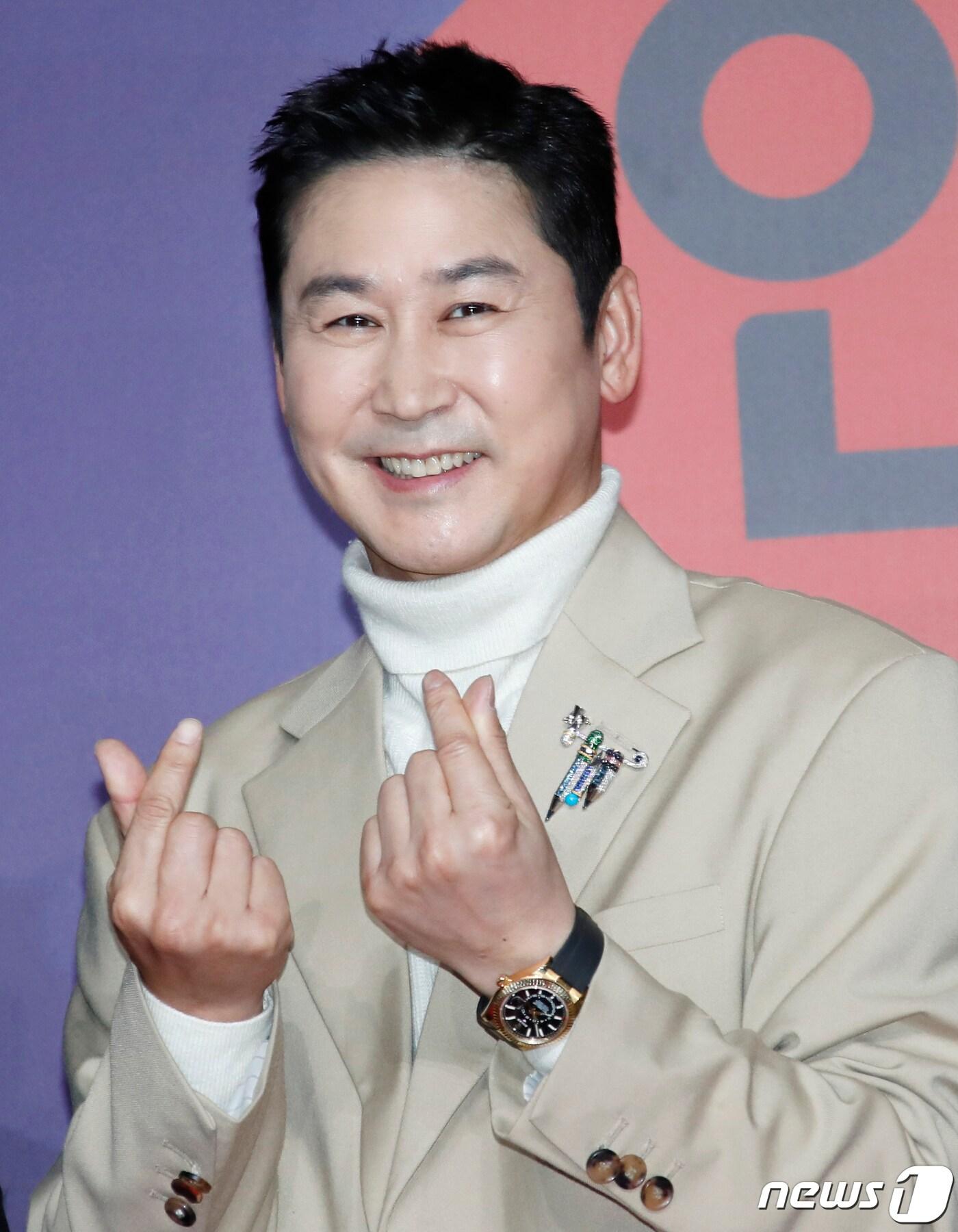 본문 이미지 - 방송인 신동엽이 30일 오후 서울 마포구 상암 SBS 프리즘타워에서 진행된 ‘2023 SBS 연예대상’ 레드카펫 행사에서 포즈를 취하고 있다. 2023.12.30/뉴스1 ⓒ News1 권현진 기자