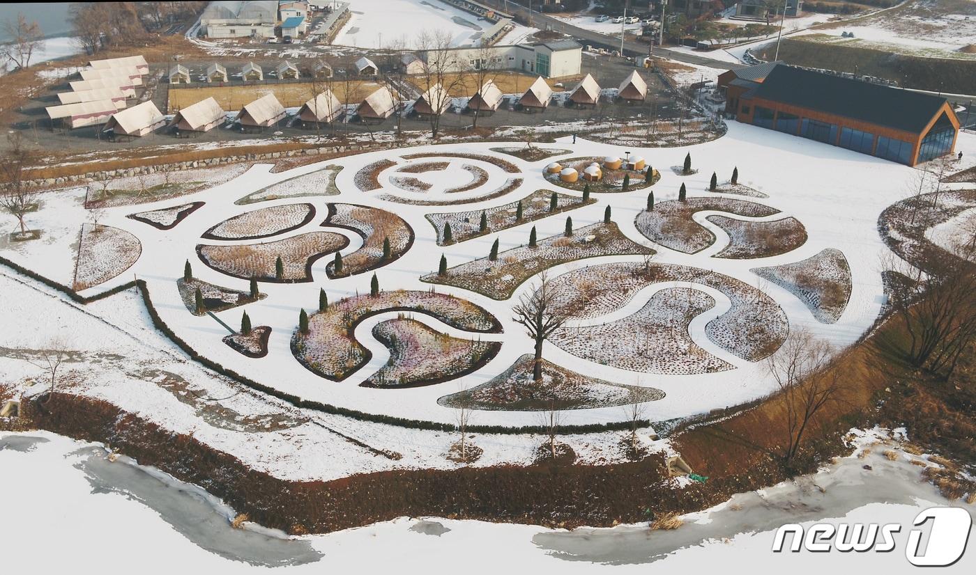  31일 충북 충주시는 금가면 월상리 수변공간에 달숯정원을 준공했다고 밝혔다. 사진은 달숯정원 전경.(충주시 제공)2023.12.31/뉴스1