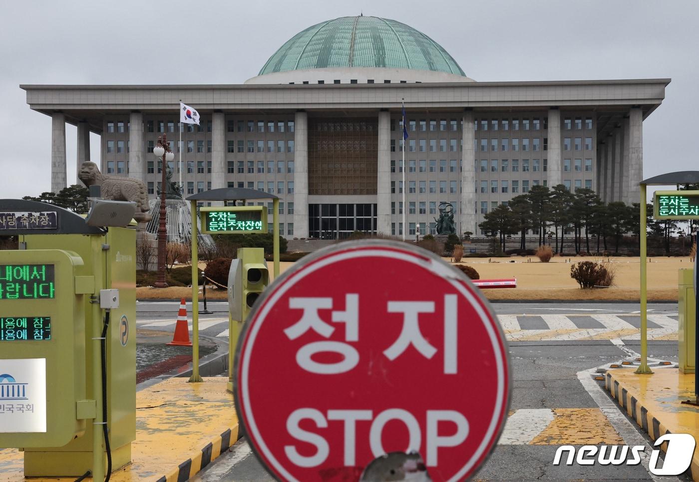 본문 이미지 - 제22대 국회의원선거가 100여일 앞으로 다가왔다. 2024년 갑진년 (甲辰年) 4월10일 제22대 국회의원 선거가 열린다. 총선을 앞두고 여야를 막론하고 강성 지지층만 바라보는 진영정치가 심화하면서 정치와 입법은 실종됐다. 22대 총선은 희망을 선택 할 때. 국민이 선택한 인물들이 새 국회에 희망의 미래를 선물해주기를 기대한다. 사진은 31일 국회의사당 모습. 2023.12.31/뉴스1 ⓒ News1 송원영 기자