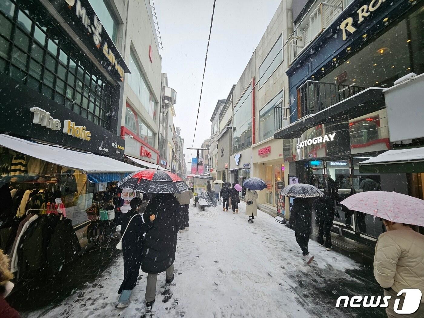 본문 이미지 - 지난 30일 대설특보 발효 당시 강원 춘천시내.뉴스1 한귀섭 기자