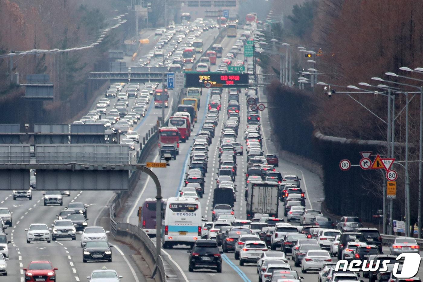 경부고속도로 잠원 IC 구간이 늘어난 차량들로 정체를 빚고 있다. (자료사진) 2023.12.31/뉴스1 ⓒ News1 이승배 기자