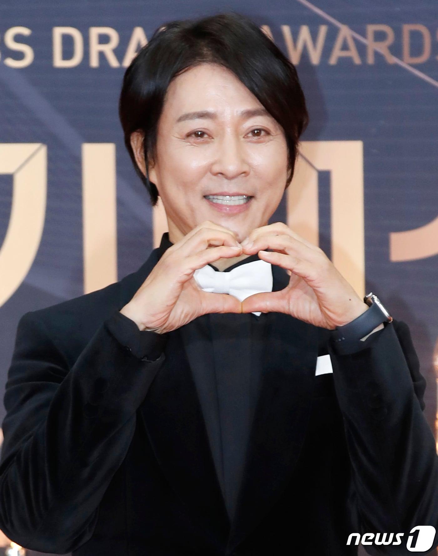 본문 이미지 - 배우 최수종이 31일 오후 서울 영등포구 KBS 신관에서 진행된 ‘2023 KBS 연기대상’ 레드카펫 행사에서 포즈를 취하고 있다. 2023.12.31/뉴스1 ⓒ News1 권현진 기자