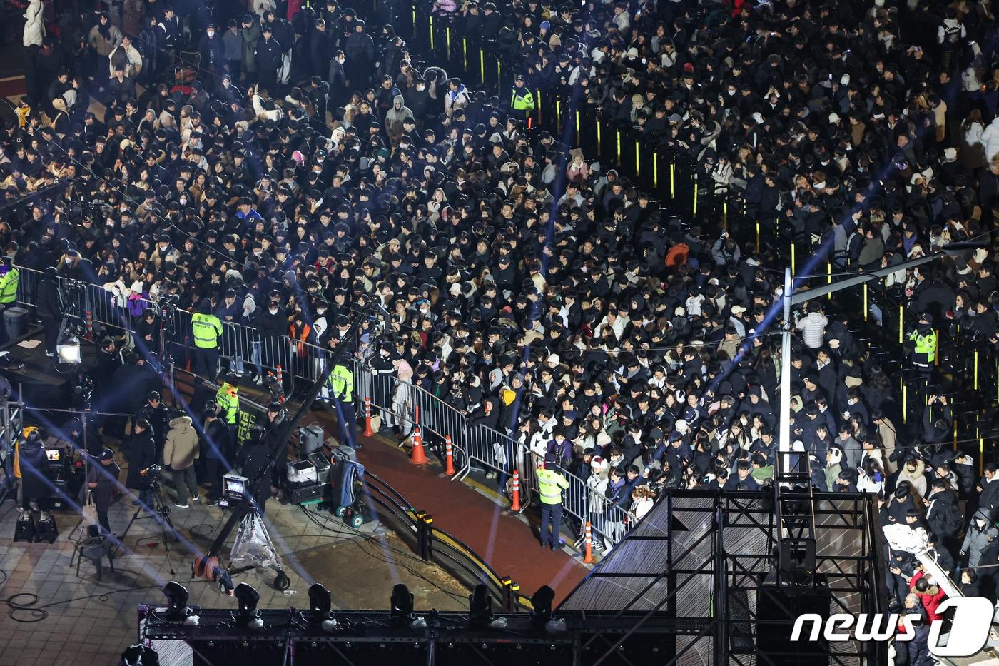 본문 이미지 - 지난해 12월 31일 오후 서울 종로구 보신각 타종행사에 참석한 시민들이 제야의 종 타종을 기다리고 있다. 2023.12.31/뉴스1 ⓒ News1 김도우 기자