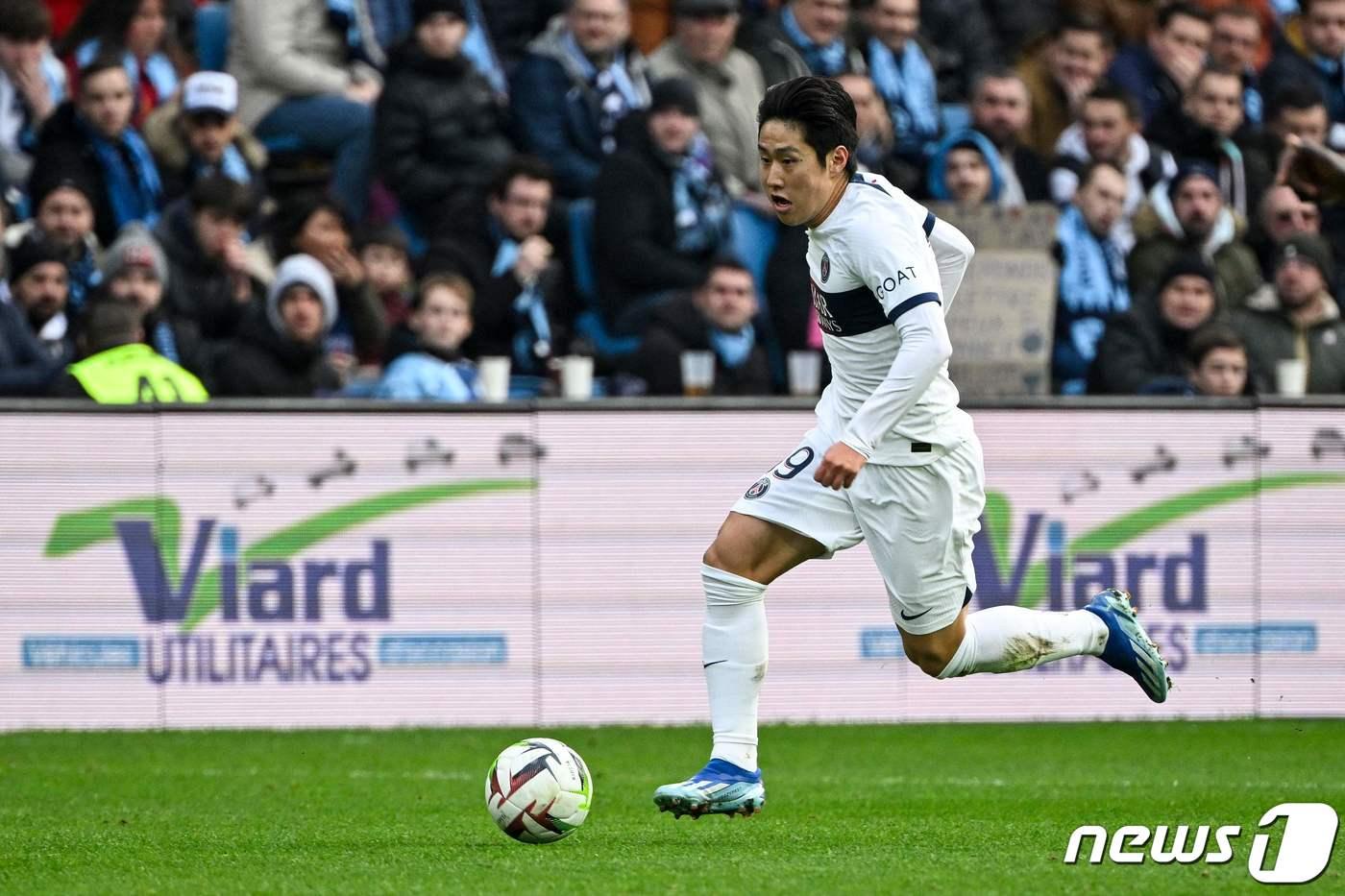 본문 이미지 - 파리생제르맹(PSG)의 이강인이 3일 프랑스 르아브르의 스타드 오세안에서 열린 르아브르와 2023~24시즌 프랑스 리그1 14라운드 원정경기에 선발 출격해 드리블을 하고 있다.  ⓒ AFP=뉴스1 ⓒ News1 김진환 기자