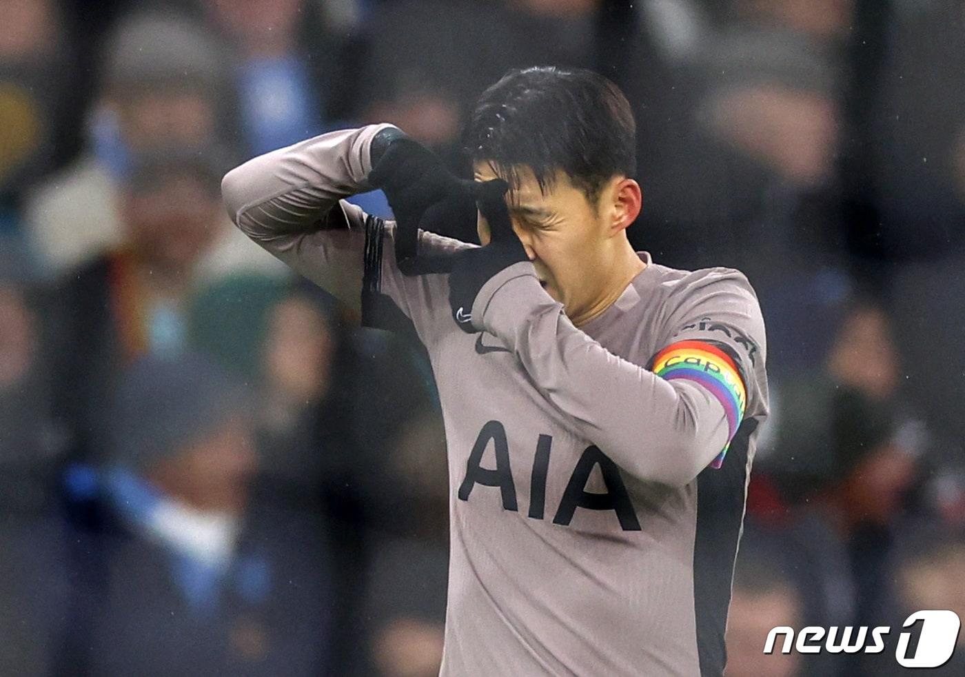 본문 이미지 - 토트넘 홋스퍼의 손흥민이 4일(한국시간) 영국 맨체스터의 에티하드 스타디움에서 열린 맨체스터 시티(이하 맨시티)와의 2023-24 잉글랜드 프리미어리그(EPL) 14라운드에서 선제골을 넣은 뒤 특유의 찰칵 세리머니를 하고 있다. ⓒ 로이터=뉴스1 ⓒ News1 김진환 기자