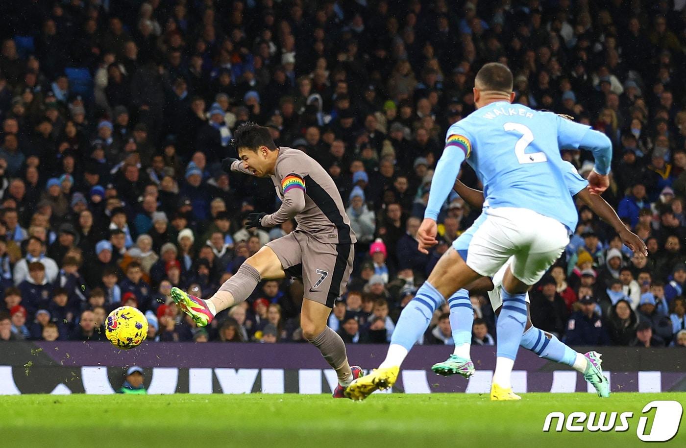 토트넘의 손흥민이 3일(현지시간) 영국 맨체스터의 에티하드 스타디움에서 열린 EPL 맨체스터 시티와 경기서 리그 9호 골을 터트리는 슈팅을 하고 있다. 2023.11.4 ⓒ 로이터=뉴스1 ⓒ News1 우동명 기자