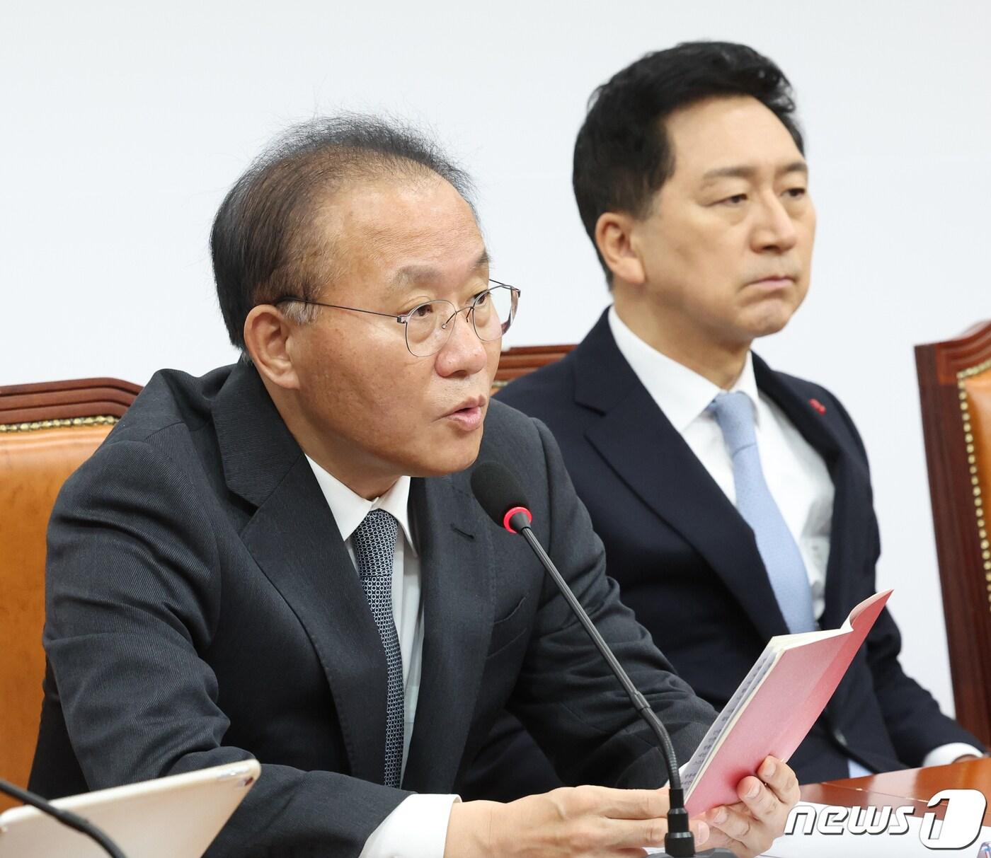 본문 이미지 - 윤재옥 국민의힘 원내대표가 4일 서울 여의도 국회에서 열린 최고위원회의에서 발언을 하고 있다. 2023.12.4/뉴스1 ⓒ News1 송원영 기자