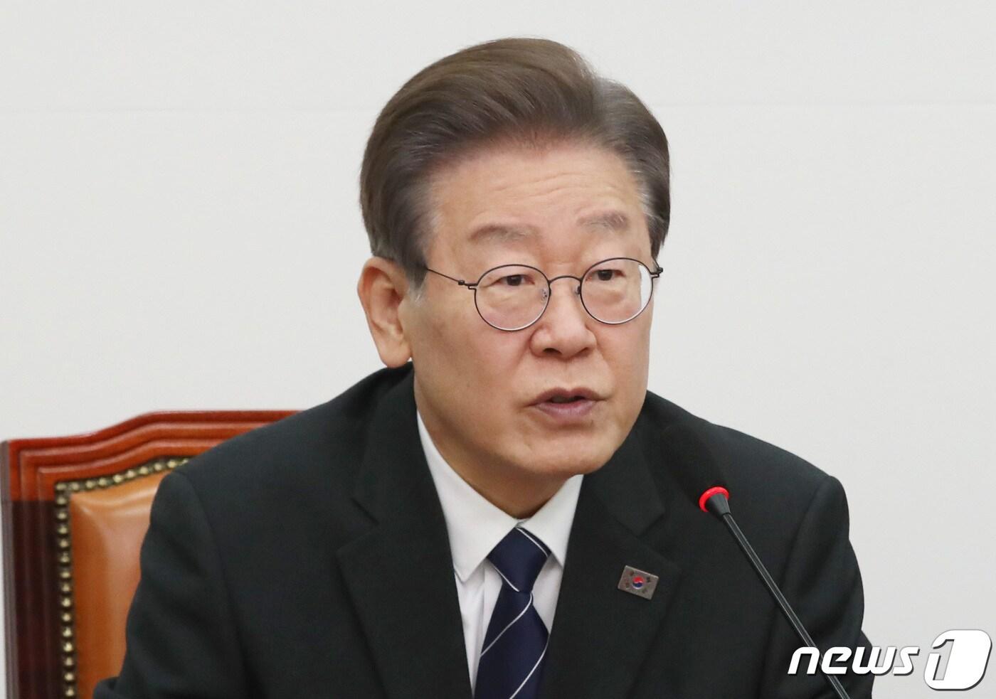 본문 이미지 - 이재명 더불어민주당 대표가 4일 오전 서울 여의도 국회에서 열린 최고위원회의에서 발언을 하고 있다. 2023.12.4/뉴스1 ⓒ News1 임세영 기자