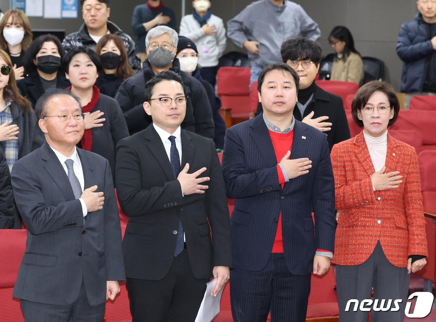 본문 이미지 - 윤재옥 원내대표 등이 4일 서울 여의도 국회 의원회관에서 열린 이재명 부부 법인카드 제보자 조명현 작가 초청 포럼에서 국기에 경례를 하고 있다. 2023.12.4/뉴스1 ⓒ News1 송원영 기자