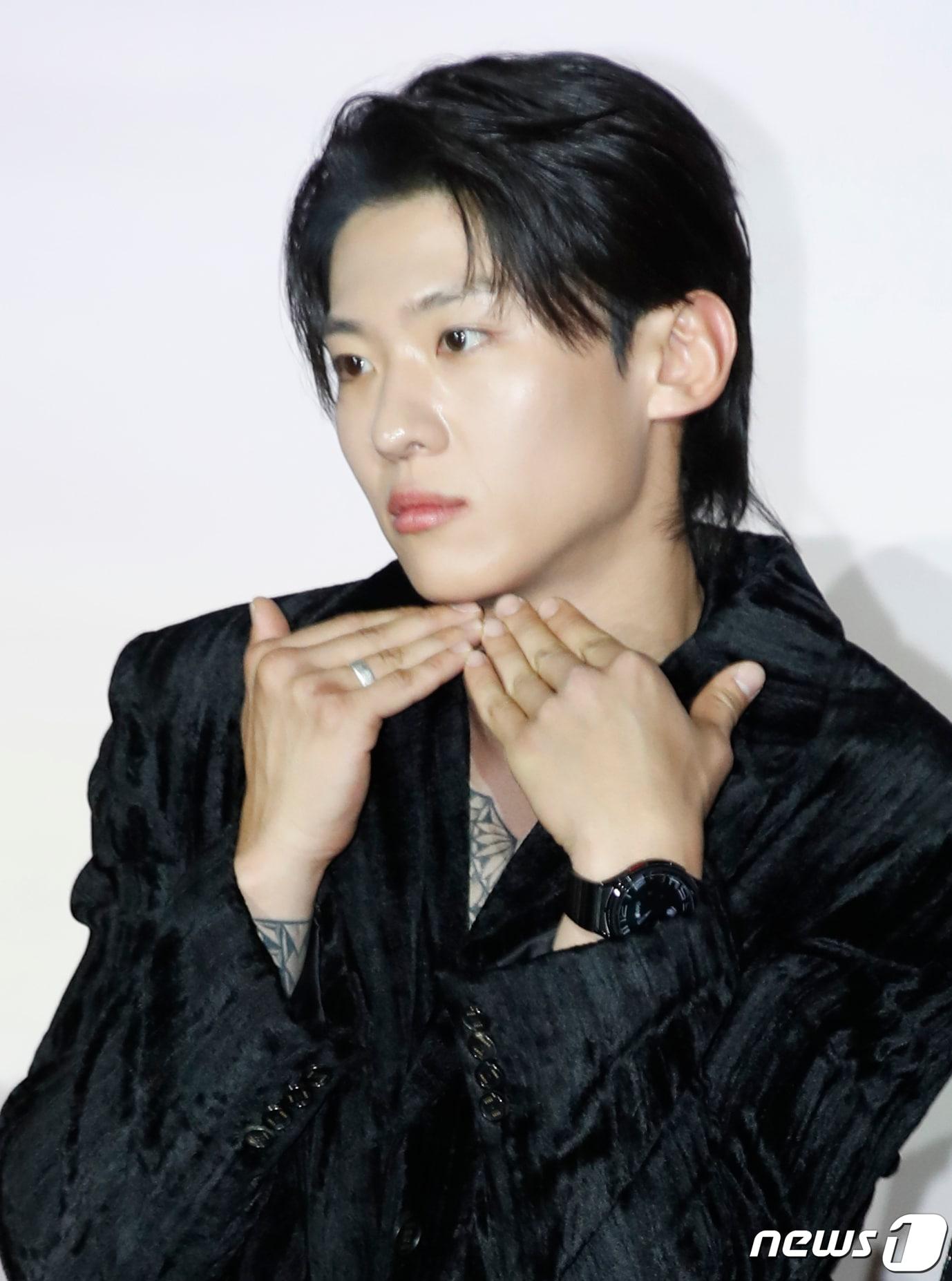 본문 이미지 - 방송인 덱스가 4일 서울 용산구 CGV용산아이파크몰에서 열린 넷플릭스 오리지널 예능 '솔로지옥' 시즌3 제작발표회에서 포즈를 취하고 있다. '솔로지옥' 시즌3는 커플이 되어야만 나갈 수 있는 외딴 섬, 지옥도에서 펼쳐질 솔로들의 솔직하고 화끈한 데이팅 리얼리티 쇼다. 2023.12.4/뉴스1 ⓒ News1 권현진 기자