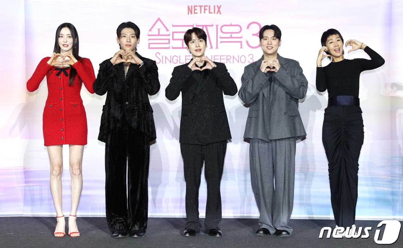 MC 이다희(왼쪽부터)와 덱스, 규현, 한해, 송진경이 4일 서울 용산구 CGV용산아이파크몰에서 열린 넷플릭스 오리지널 예능 '솔로지옥' 시즌3 제작발표회에서 포즈를 취하고 있다. '솔로지옥' 시즌3는 커플이 되어야만 나갈 수 있는 외딴 섬, 지옥도에서 펼쳐질 솔로들의 솔직하고 화끈한 데이팅 리얼리티 쇼다. 2023.12.4/뉴스1 ⓒ News1 권현진 기자