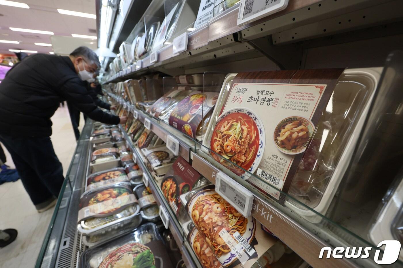 본문 이미지 - 외식 물가가 상승하면서 비교적 낮은 가격으로 집에서 먹을 수 있는 간편식 수요가 증가하고 있는 가운데 4일 오전 서울 시내의 한 대형마트에서 시민이 간편식을 고르고 있다. 2023.12.4/뉴스1 ⓒ News1 김민지 기자