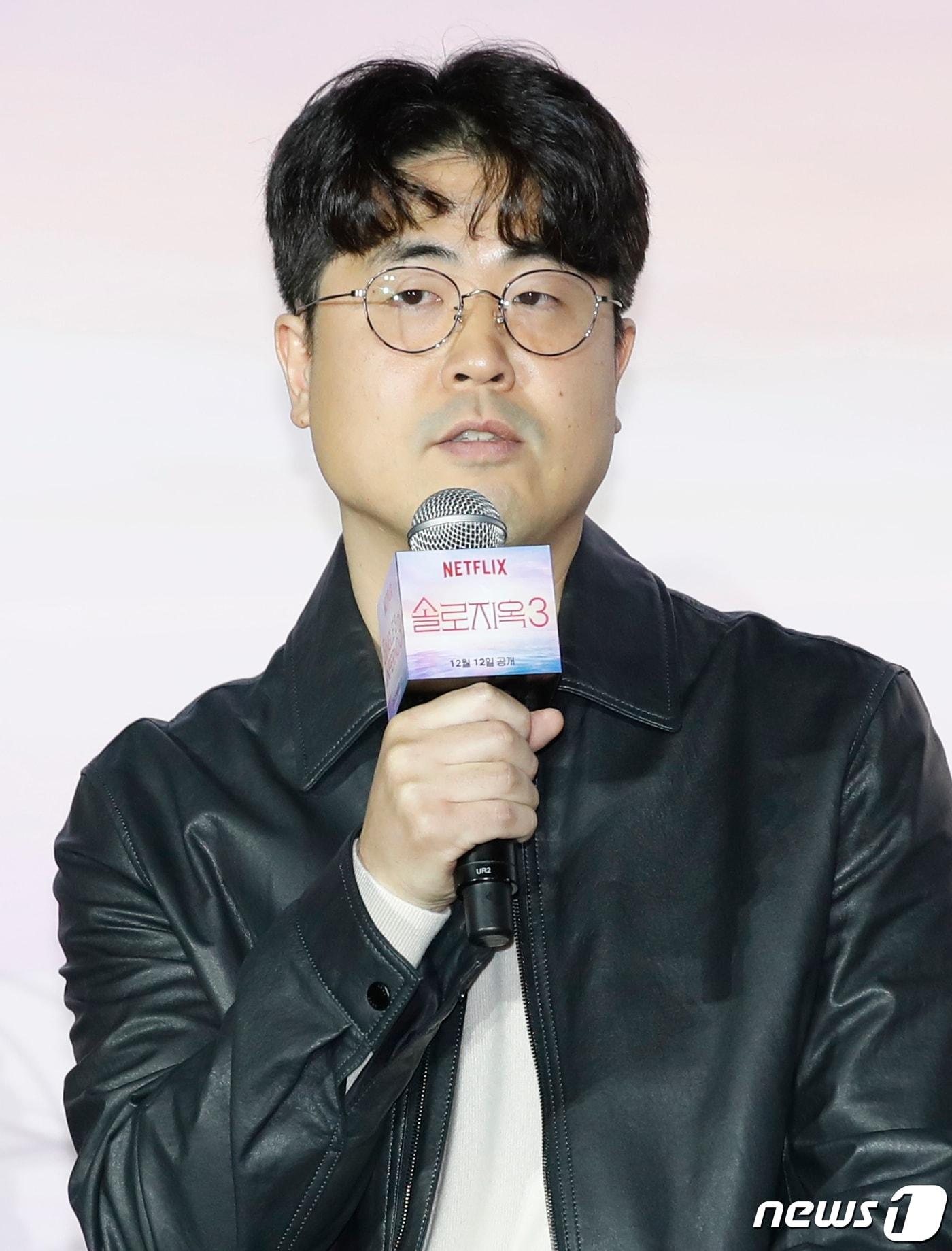 본문 이미지 - 김재원 PD가 4일 서울 용산구 CGV용산아이파크몰에서 열린 넷플릭스 오리지널 예능 '솔로지옥' 시즌3 제작발표회에서 인사말을 하고 있다. '솔로지옥' 시즌3는 커플이 되어야만 나갈 수 있는 외딴 섬, 지옥도에서 펼쳐질 솔로들의 솔직하고 화끈한 데이팅 리얼리티 쇼다. 2023.12.4/뉴스1 ⓒ News1 권현진 기자