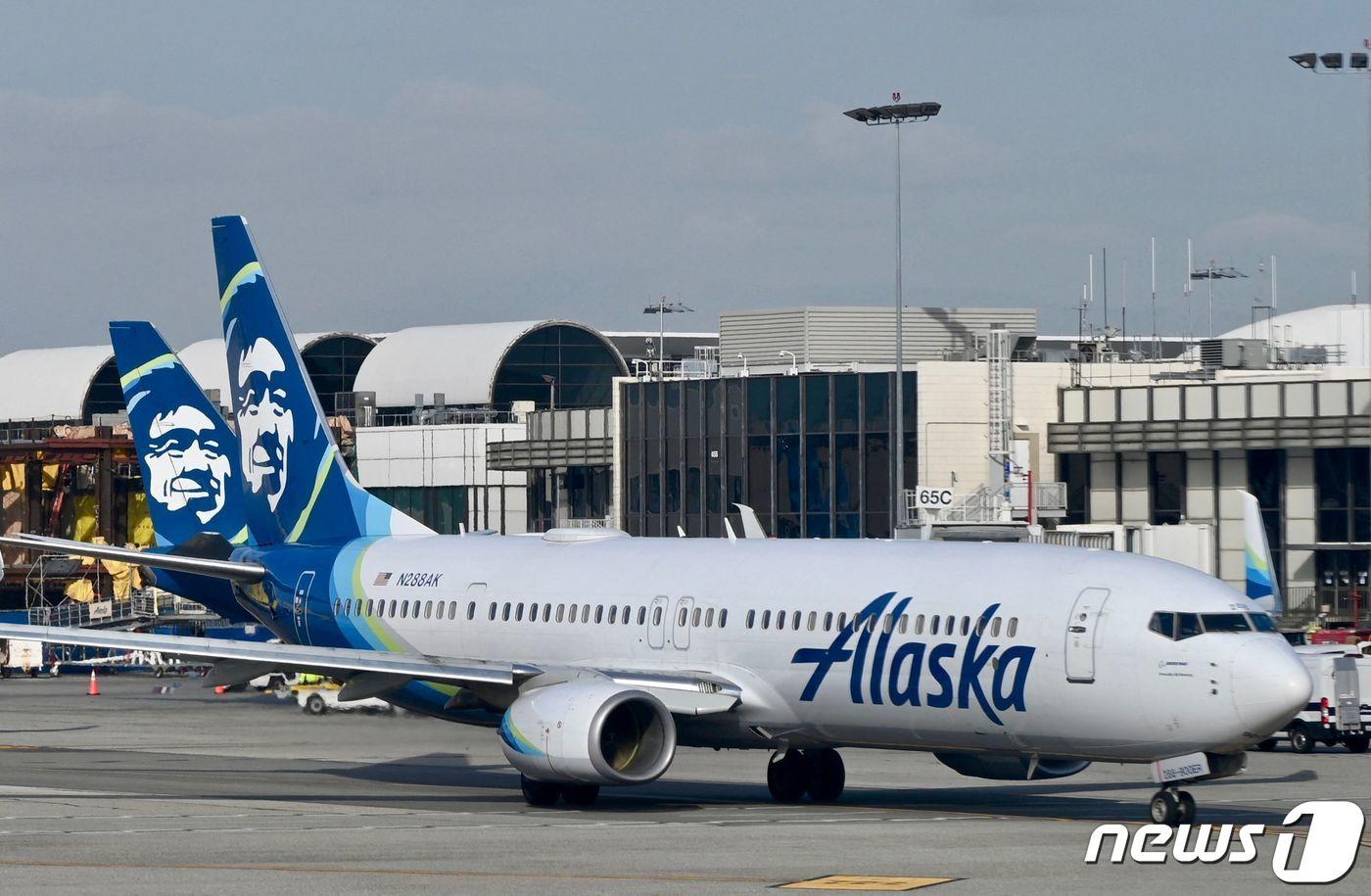 알래스카 항공 여객기가 미국캘리포니아 주 로스앤젤레스에 위치한 국제공항 LAX에 정박한 모습. 알래스카 항공사는 3일(현지시간) 하와이안 항공을 인수한다고 밝혔다. 2023.01.11. ⓒ AFP=뉴스1 ⓒ News1 정윤영 기자