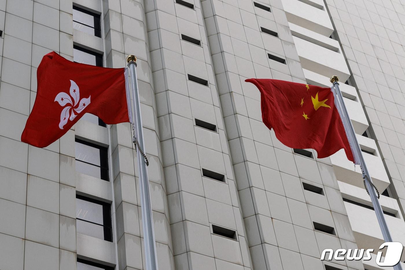 홍콩기와 중국 오성홍기가 홍콩 고등법원 앞에서 게양된 모습. 2023.12.04. ⓒ 로이터=뉴스1 ⓒ News1 정윤영 기자