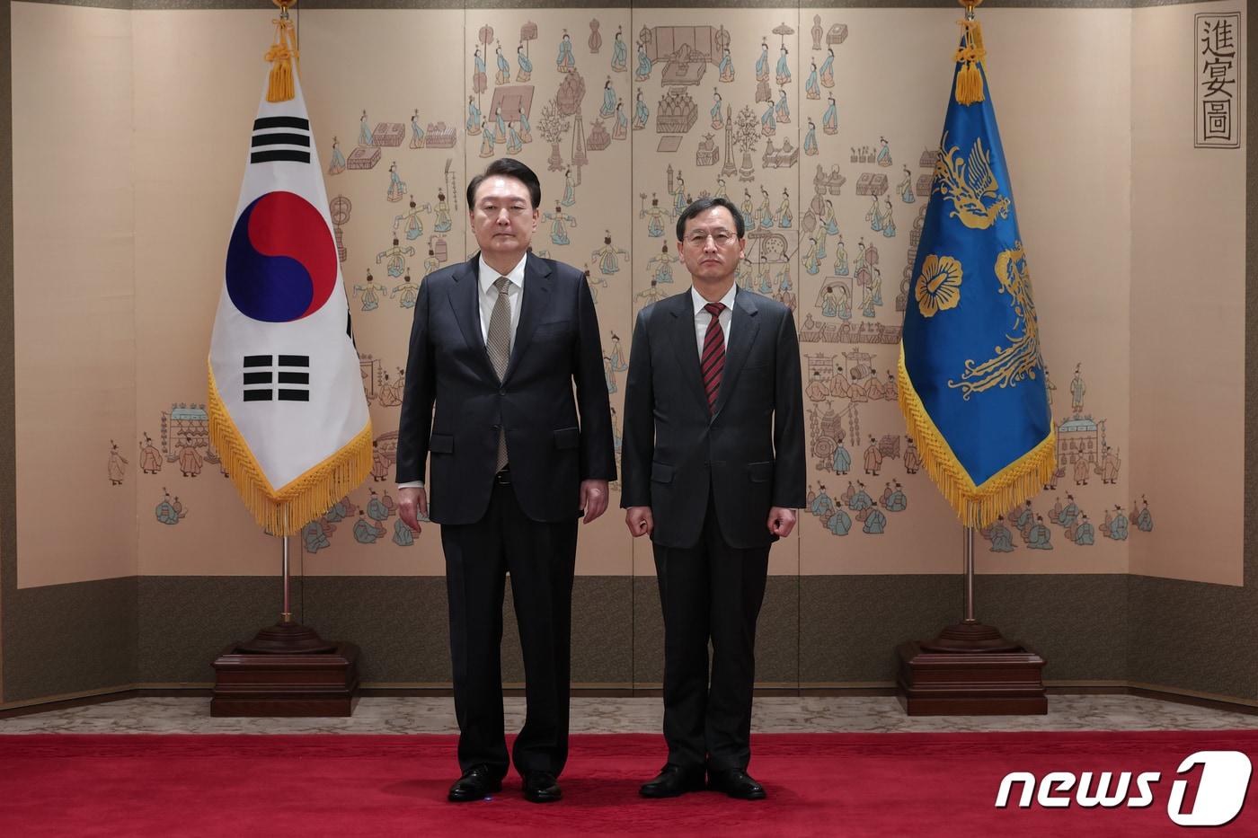 윤석열 대통령이 4일 용산 대통령실 청사에서 인성환 국가안보실 제2차장에게 임명장을 수여한 후 기념촬영을 하고 있다. (대통령실 제공) 2023.12.4/뉴스1 ⓒ News1 오대일 기자