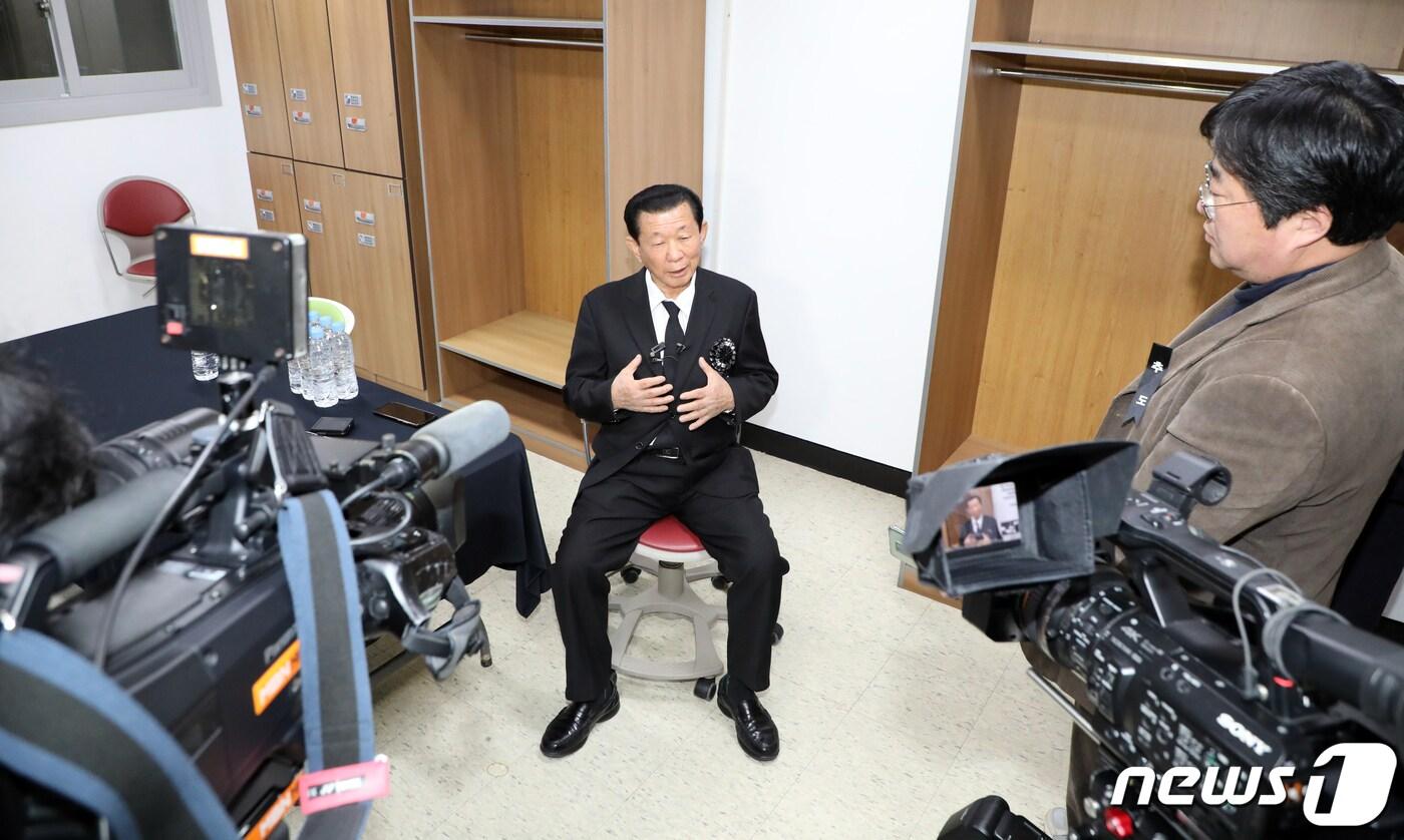 타라와 강제동원 희생자인 고(故) 최병연씨의 차남인 최금수씨가 4일 전남 영광예술의전당에서 열린 유해봉환식에 앞서 취재진과 인터뷰하고 있다. 2023.12.4/뉴스1 ⓒ News1 이수민 기자