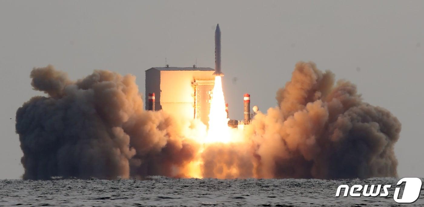 본문 이미지 - 2023년 12월 한국형 고체연료 우주발사체의 3차 시험발사 모습. 2023.12.4 ⓒ 뉴스1 오현지 기자