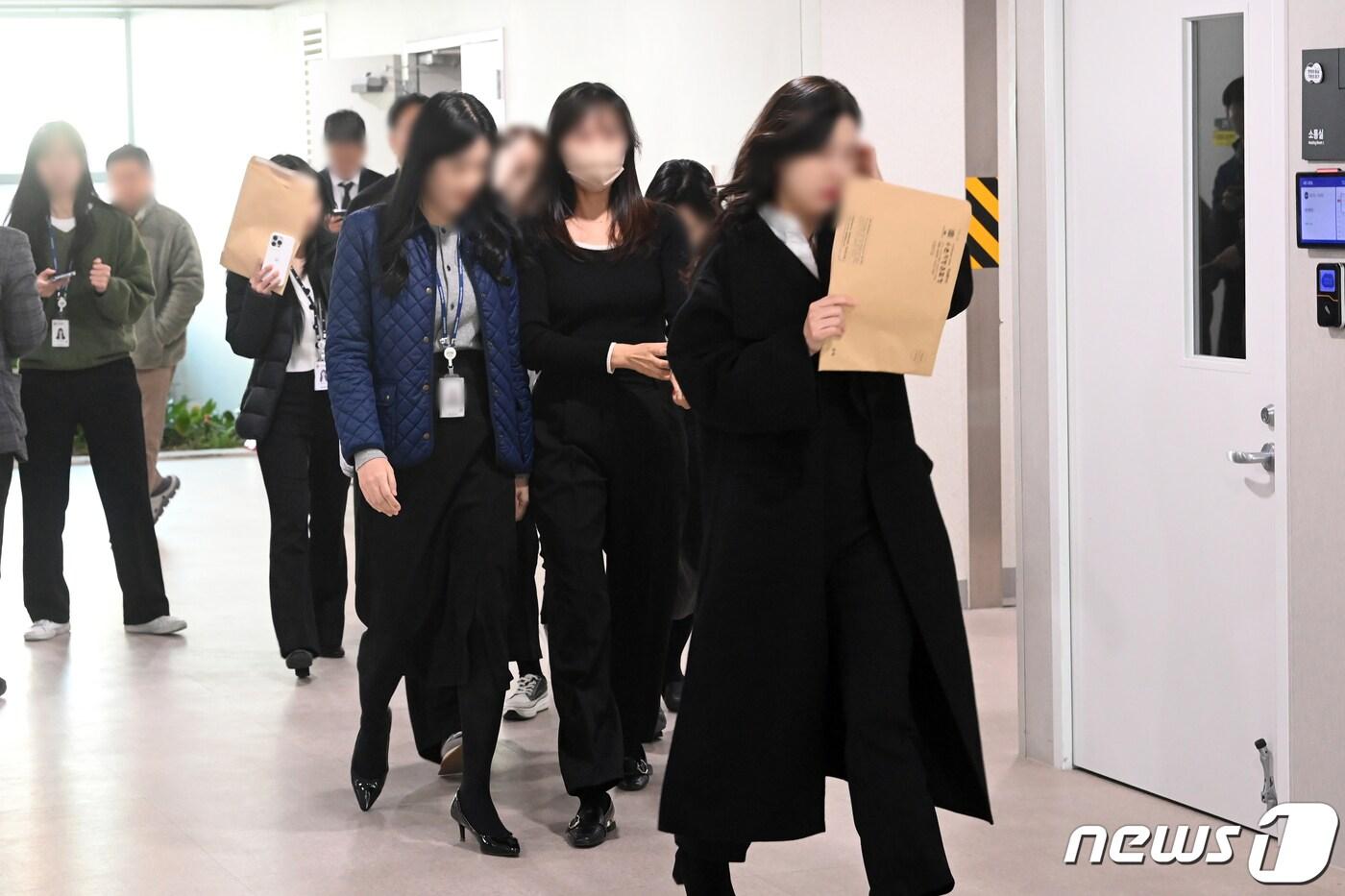 본문 이미지 - 이재명 더불어민주당 대표가 경기도지사 시절, 경기도청 법인카드를 유용했다는 의혹과 관련해 검찰이 경기도청을 압수수색 중이다. 4일 법조계에 따르면 수원지검 공공수사부는 경기도청에 검사와 수사관 등을 파견해 관련 자료를 확보하고 있다. 사진은 이날 경기도 수원시 영통구 경기도청에서 검찰 수사관들이 압수수색 장소로 이동하고 있는 모습. (공동취재) 2023.12.4/뉴스1 ⓒ News1 이재명 기자