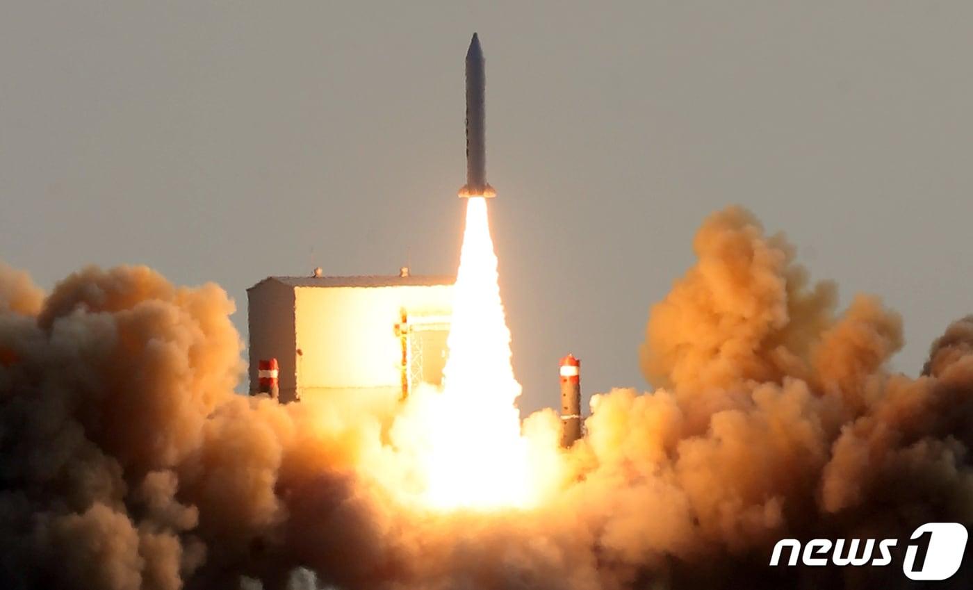 지난해 12월 4일 오후 제주 서귀포시 남방 해상에서 우리 군이 한국형 고체연료 우주발사체 3차 시험발사를 실시하고 있다. <자료사진>2023.12.4/뉴스1 ⓒ News1 오현지 기자