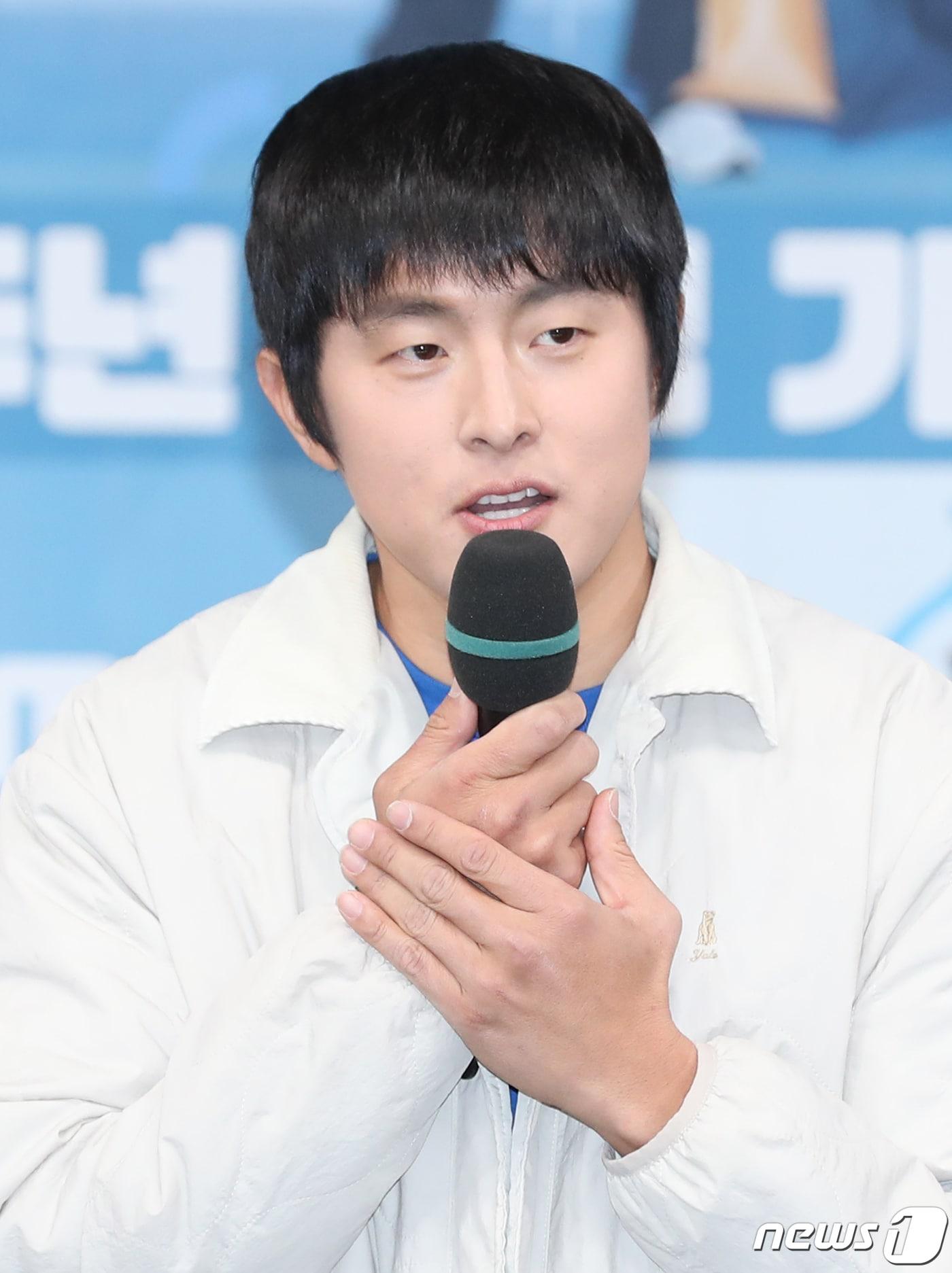 본문 이미지 - 방송인 기안84가 4일 오후 서울 상암동 MBC 골든마우스홀에서 열린 예능프로그램 '나 혼자 산다' 10주년 기념간담회에서 인사말을 하고 있다. 2023.12.4/뉴스1 ⓒ News1 권현진 기자