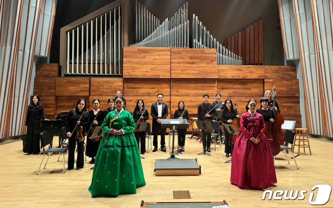 본문 이미지 -  '채동선 실내악단' 미국 오하이오주 테이튼시에서 공연 한미동맹 70주년· 미주 한인 이민 120주년 기념 공연을 펼치고 있다(보성군 제공)2023.12.4/