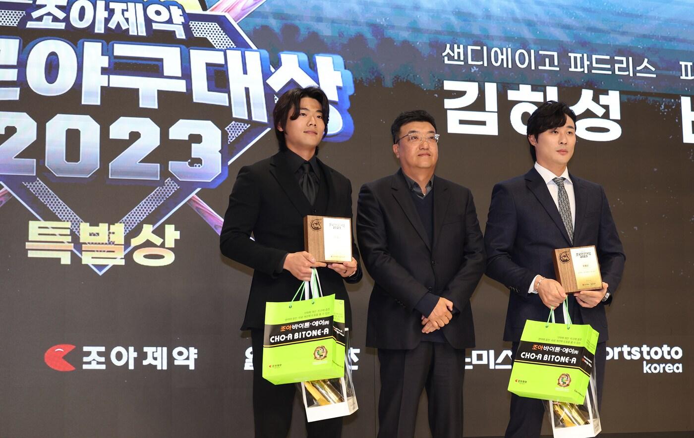 본문 이미지 - 김하성(왼쪽)과 배지환(오른쪽)이 4일 서울 강남구 엘리에나 호텔에서 열린 2023 조아제약 프로야구 대상 시상식에서 특별상을 공동 수상한 뒤 기념 촬영을 하고 있다. (일간스포츠 제공)