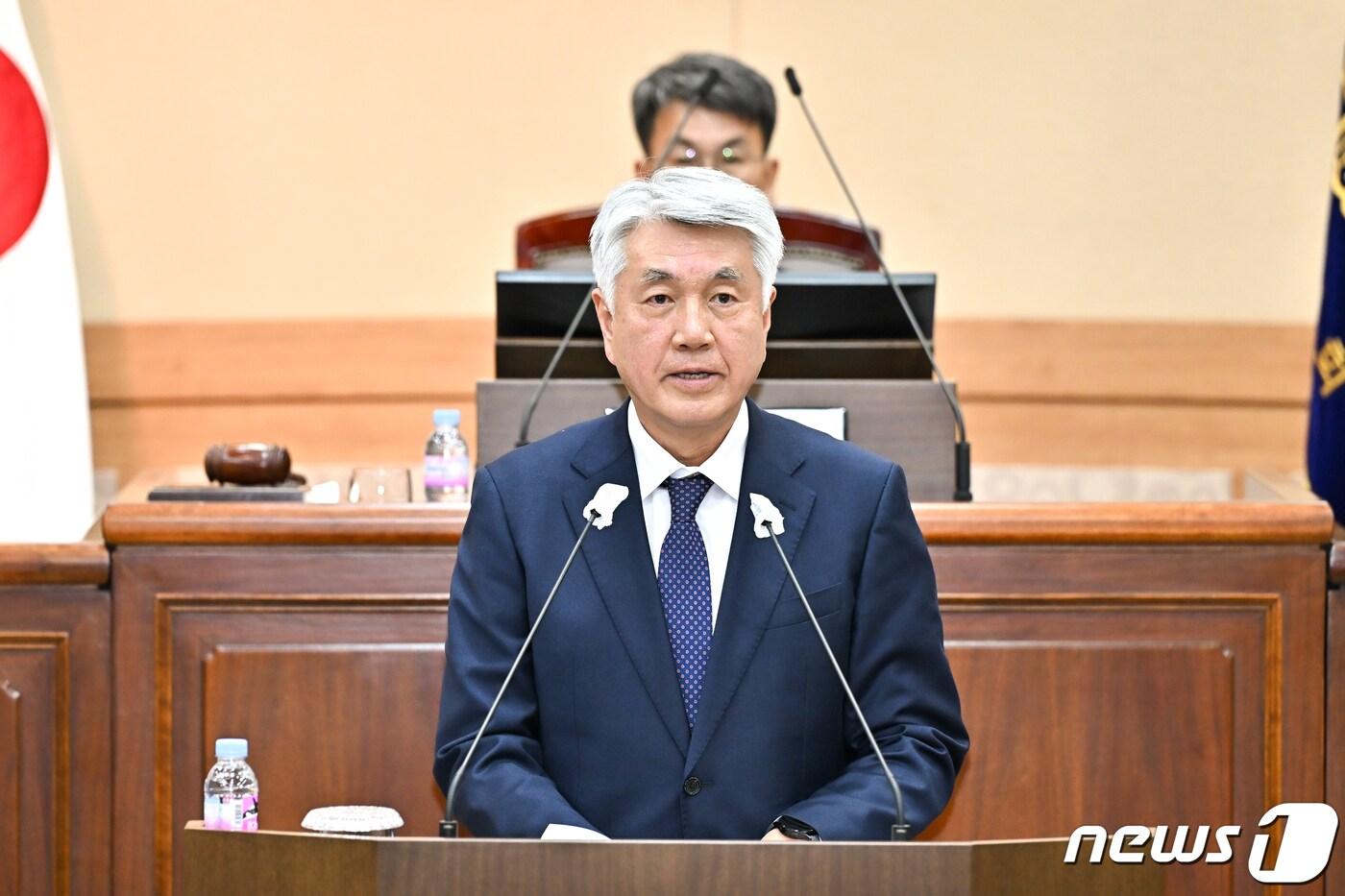 본문 이미지 - 최승준 강원 정선군수가 4일 정선군의회에서 내년 군정 운영방향을 제시하고 있다. (정선군 제공) 2023.12.4/뉴스1