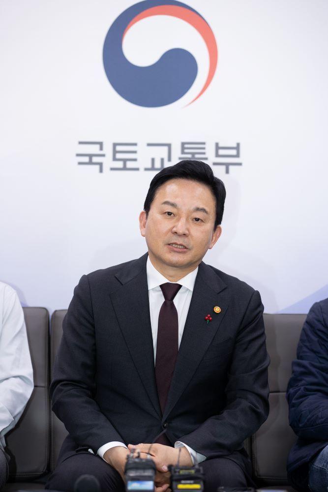 본문 이미지 - 원희룡 국토교통부장관이 4일 정부세종청사에서 정례 기자간담회를 하고 있다.&#40;국토교통부 제공&#41;