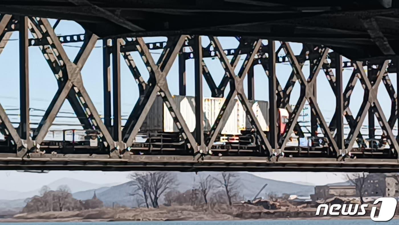지난달 28일 북중 접경지역인 중국 랴오닝성 단둥의 압록강철교&#40;중국명 중조우의교&#41;를 통해 단둥에서 신의주 방향으로 화물트럭이 이동하고 있다. &#40;사진=독자제공&#41; ⓒ News1 정은지 특파원