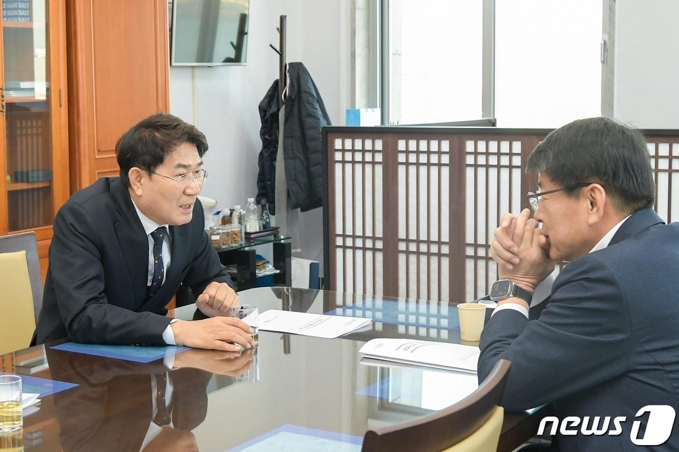 본문 이미지 - 노관규 전남 순천시장(왼쪽)이 4일 국회를 찾아 서삼석 예산결산특별위원장과 면담을 하고 있다.(순천시 제공)2023.12.4/뉴스1