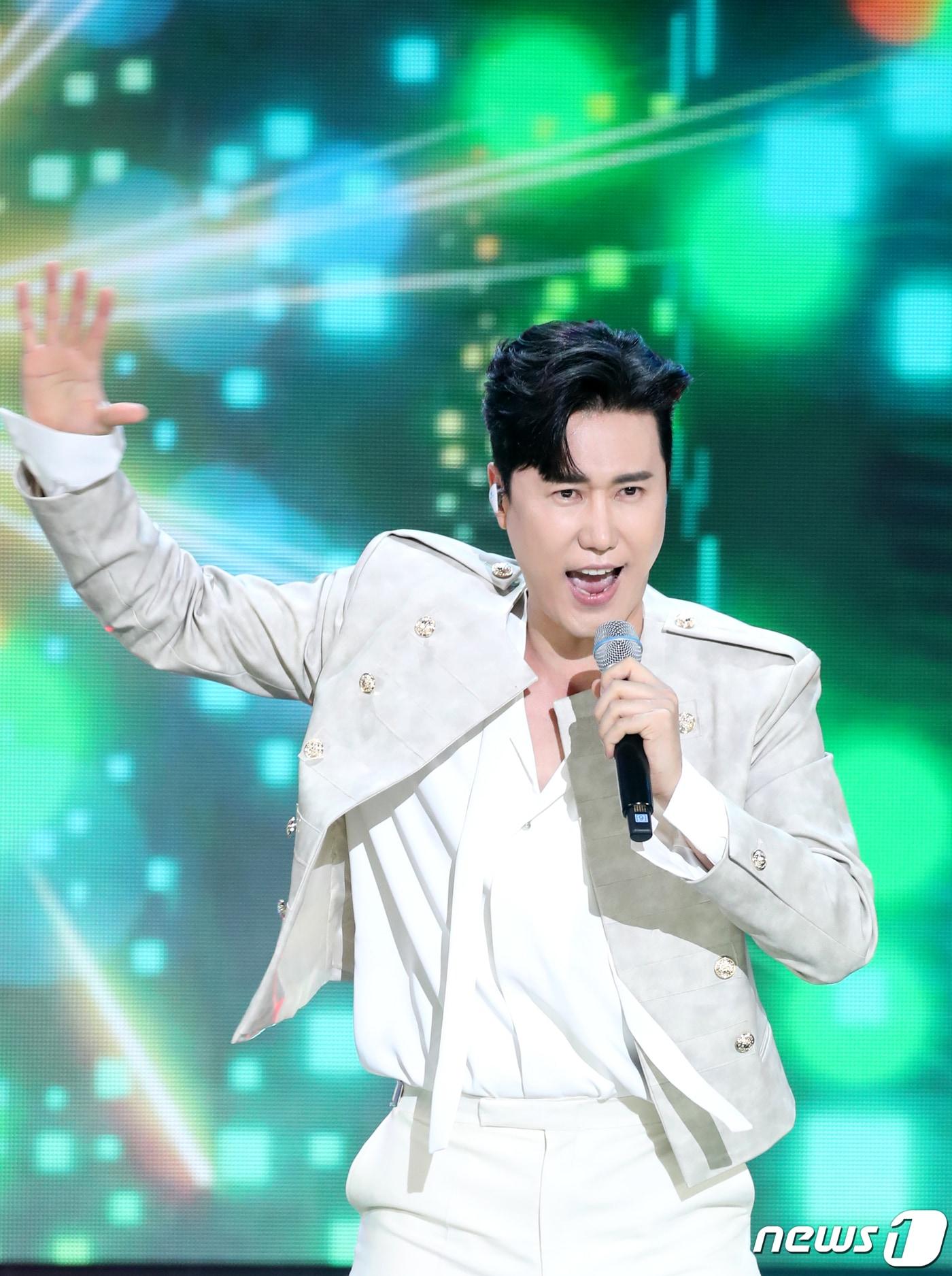 본문 이미지 - 가수 신성(자료사진)