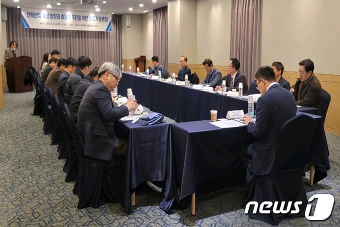 본문 이미지 - 4일 오후 부산시티호텔에서 제6차 전략산업 육성계획 수립을 위한 전문가 토론회가 진행되고 있다(부산시청 제공)