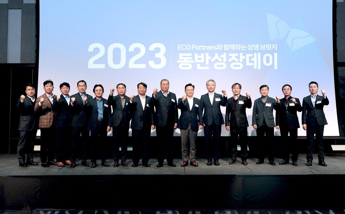 본문 이미지 - SK에코플랜트가 지난 4일 서울 광진구 그랜드 워커힐 서울에서 비즈파트너 대상 송년행사 ‘2023 동반성장데이’를 개최했다. 사진은 박경일 SK에코플랜트 사장(오른쪽 6번째), 자회사 대표, 우수 비즈파트너 수상업체 대표 등이 기념촬영을 하는 모습.