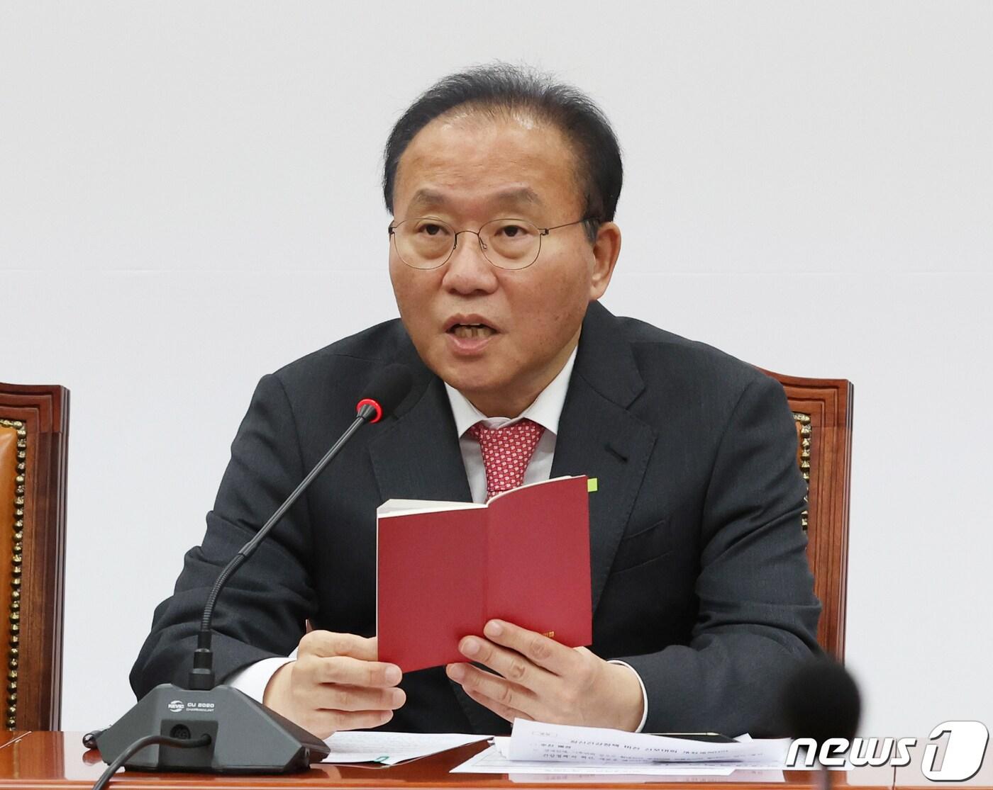 본문 이미지 - 윤재옥 국민의힘 원내대표가 5일 서울 여의도 국회에서 열린 원내대책회의에서 발언을 하고 있다. 2023.12.5/뉴스1 ⓒ News1 송원영 기자