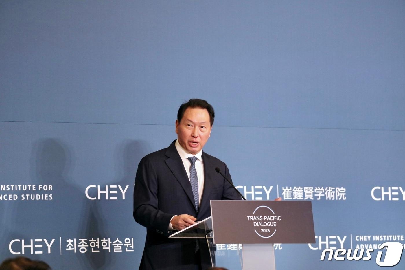 본문 이미지 - 최태원 SK그룹 회장이 4일(현지시간) 미국 버지니아주(州) 미들버그에 있는 한 리조트에서 열린 트랜스퍼시픽 다이얼로그(TPD)에서 개막 연설을 하고 있다. (워싱턴특파원단 제공) 2023.12.5/뉴스1