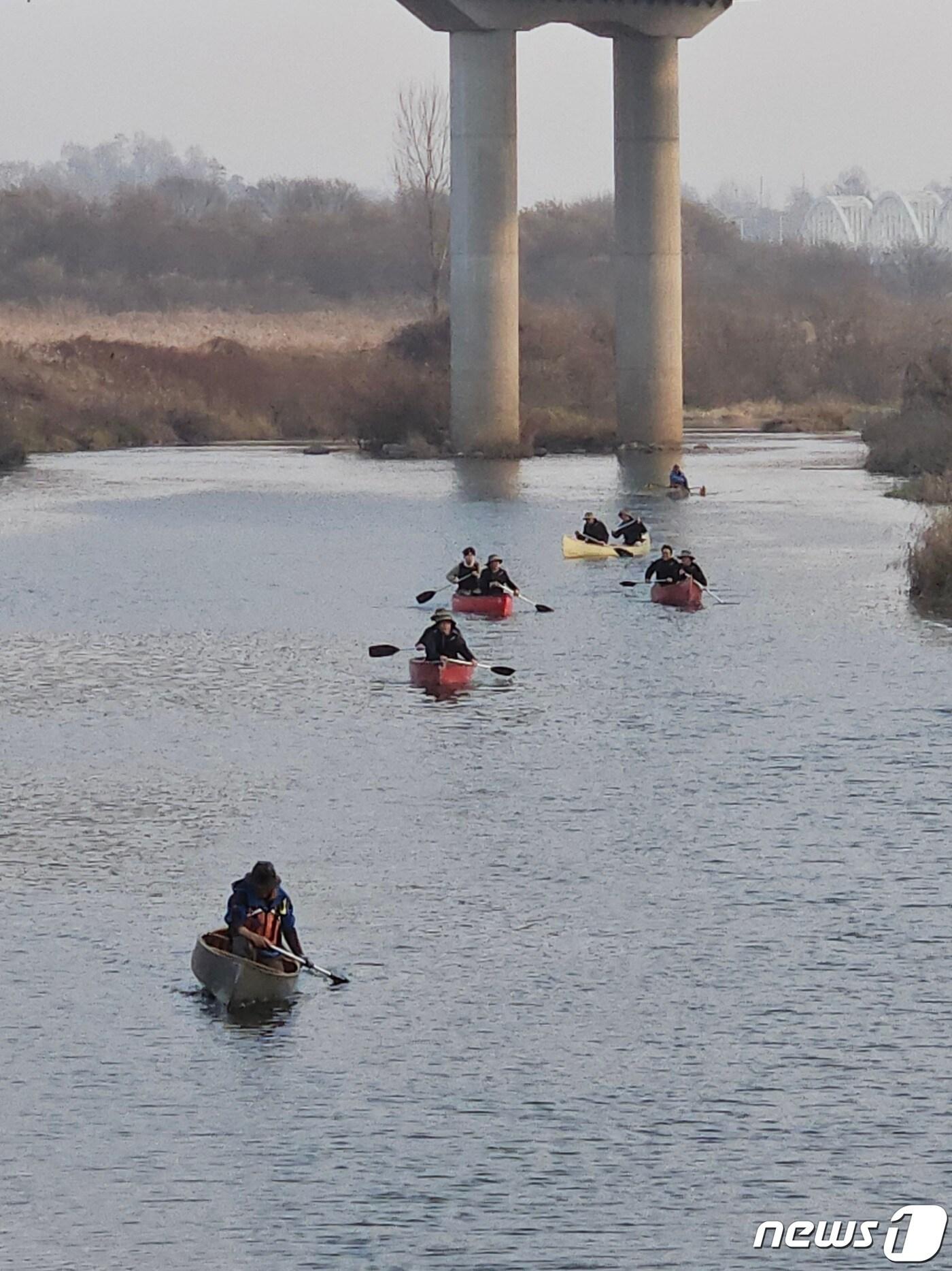본문 이미지 -  5일 충북 충주시는 장자늪 카누체험장을 내년 4월부터 본격적으로 운영한다고 밝혔다. 사진은 카누 체험.(충주시 제공)2023.12.5/뉴스1