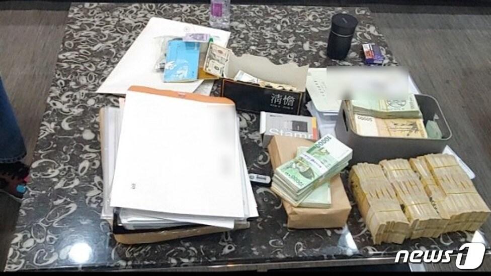 본문 이미지 -  가상자산을 이용한 불법외환거래로 260억원 상당을 해외로 빼돌린 일당이 세관에 붙잡혔다. 사진은 서울세관이 확보한 압수품. (관세청 제공)/뉴스1