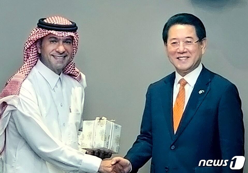 본문 이미지 - 중동 아시아를 순방중인 김영록 전라남도지사가 4일(현지시간) 사우디아라비아 리야드에서 알-호가일 사우디아라비아 도시농촌주택개발부장관과 인사를 나누고 있다. (전남도 제공) 2023.12.5/뉴스1 
