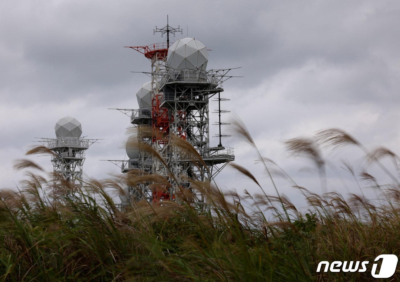일본 오키나와현&#40;県&#41; 최서단의 요나구니 섬 고지대에 육상자위대 요나구니 기지의 해안 감시 레이더가 세워져 있다. 2023.11.13/ ⓒ 로이터=뉴스1 ⓒ News1 권진영 기자