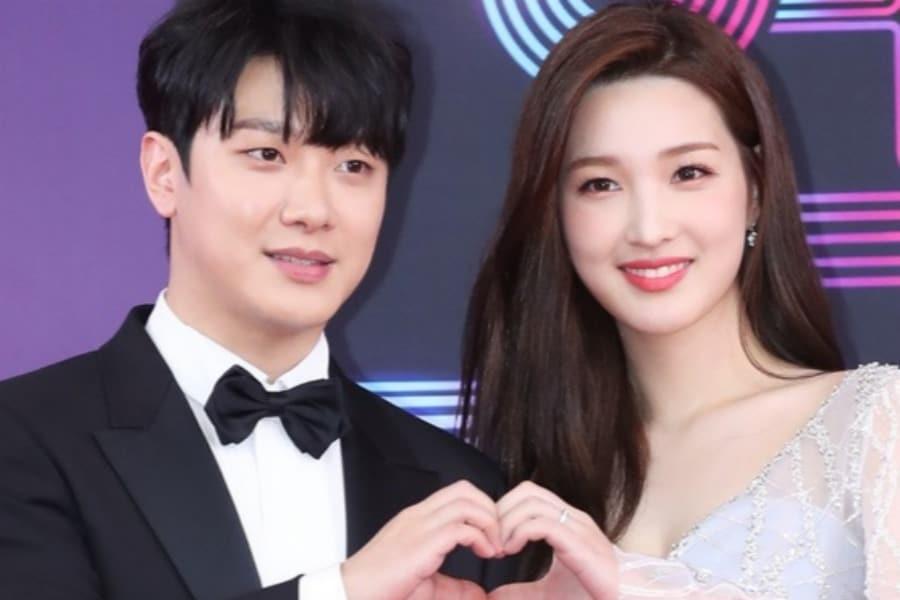 본문 이미지 - 최민환, 율희 부부가 22일 서울 영등포구 여의도동 KBS 본관 시청자광장에서 열린 &#39;2018 KBS 연예대상&#39; 레드카펫 행사에 참석해 포즈를 취하고 있다. 2018.12.23/뉴스1 ⓒ News1 나주희